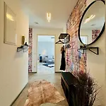 Apartament Am Spremberger Turm, 65qm, 2 Schlafzimmer, Kueche, Parkplatz, Balkon, Waschmaschine Chociebuż
