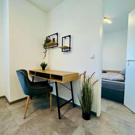 Am Spremberger Turm, 65qm, 2 Schlafzimmer, Kueche, Parkplatz, Balkon, Waschmaschine Cottbus